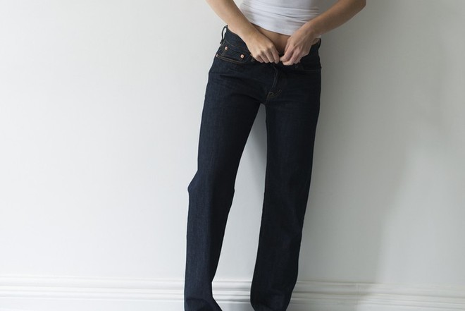 Ngó qua quần jeans 3 triệu đồng cực độc, mặc vào xì hơi thoải mái không lo thối - Ảnh 4.