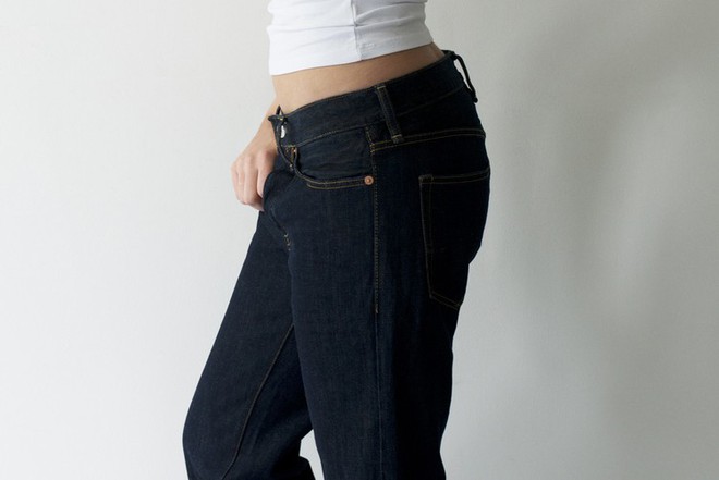 Ngó qua quần jeans 3 triệu đồng cực độc, mặc vào xì hơi thoải mái không lo thối - Ảnh 6.
