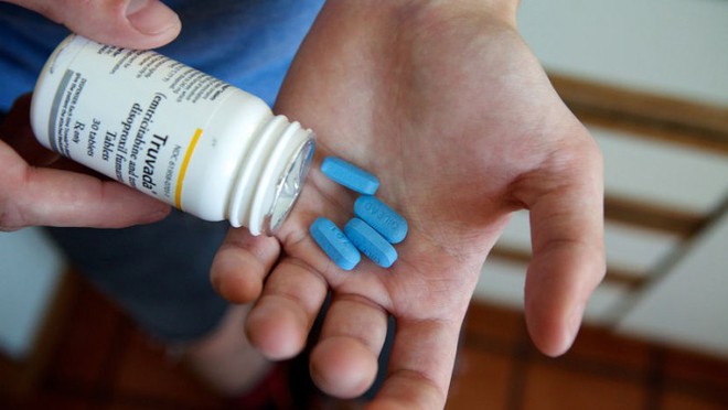Viên thuốc màu xanh này sẽ bảo vệ những người đàn ông đồng tính và song tính khỏi HIV/AIDS - Ảnh 1.