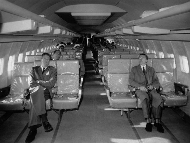 Chùm ảnh cho thấy dù hiện đại hơn nhưng đi máy bay thời nay chưa chắc thoải mái bằng thời xưa - Ảnh 7.