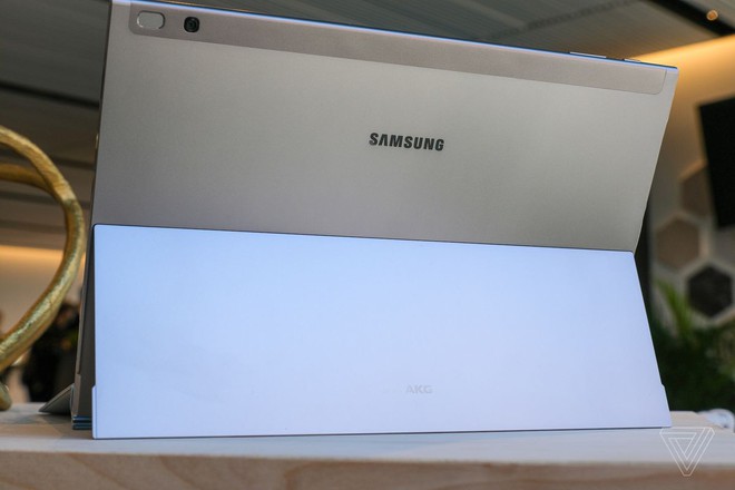 Samsung ra mắt Galaxy Book 2: Tablet Windows 10 có kết nối 4G, màn hình Super AMOLED 12 inch, pin 20 giờ, giá 1.000 USD kèm bàn phím và bút - Ảnh 2.