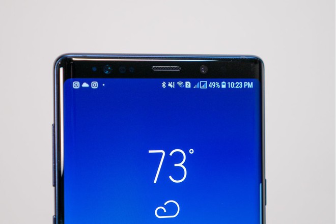 Samsung muốn loại bỏ thiết kế tai thỏ, bằng cách giấu camera selfie bên dưới màn hình - Ảnh 1.