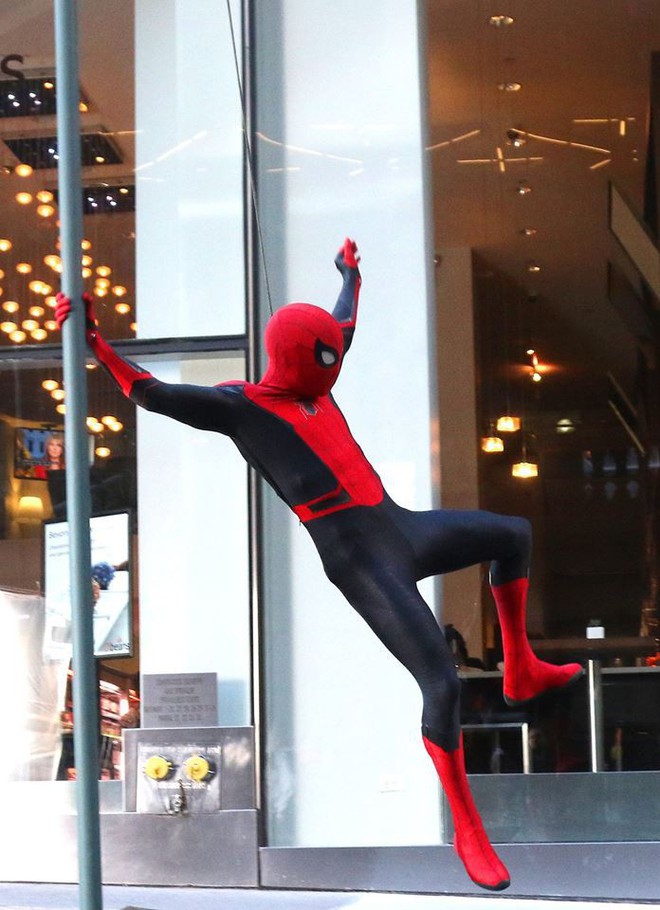Tom Holland khoe chiến bào mới nhân dịp Spider-Man 2: Far From Home đóng máy - Ảnh 12.