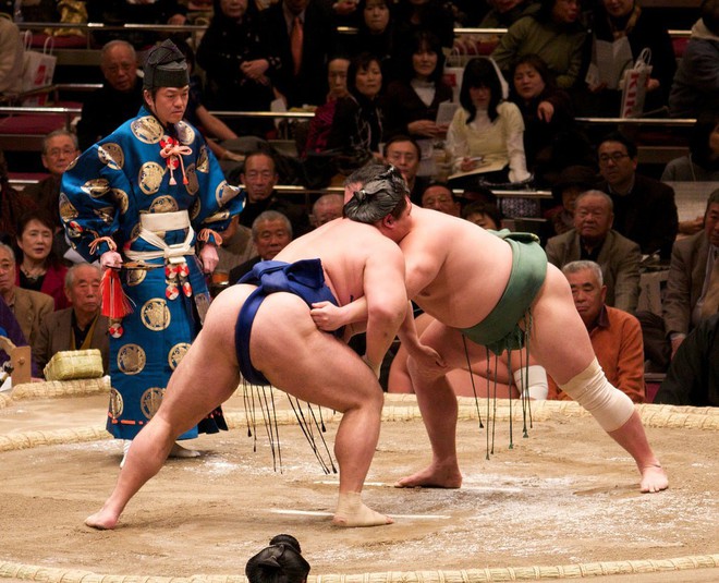 Gian nan vất vả đằng sau ánh hào quang của các võ sĩ Sumo - môn võ được kính trọng bậc nhất tại Nhật Bản - Ảnh 1.