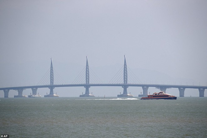 Chiêm ngưỡng cầu vượt biển dài nhất thế giới: 55km, 18 tỷ USD kinh phí tại Trung Quốc - Ảnh 3.