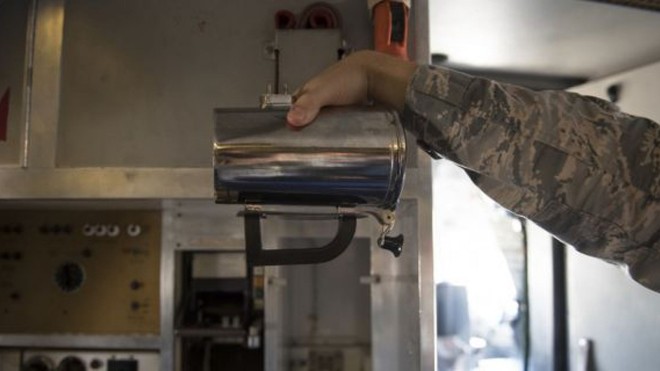 2 năm qua, lực lượng Không quân Mỹ làm vỡ 7 tỷ rưỡi tiền cốc uống nước - Ảnh 2.