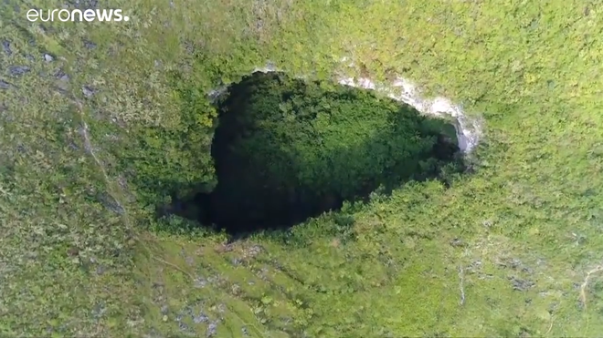 Xuất hiện hố tử thần sâu 118 mét tại vùng rừng núi Trung Quốc, để lộ hệ thống hang động khổng lồ rộng 6,8 triệu mét khối - Ảnh 1.