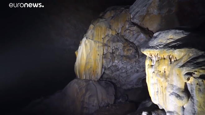 Xuất hiện hố tử thần sâu 118 mét tại vùng rừng núi Trung Quốc, để lộ hệ thống hang động khổng lồ rộng 6,8 triệu mét khối - Ảnh 3.