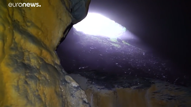 Xuất hiện hố tử thần sâu 118 mét tại vùng rừng núi Trung Quốc, để lộ hệ thống hang động khổng lồ rộng 6,8 triệu mét khối - Ảnh 4.