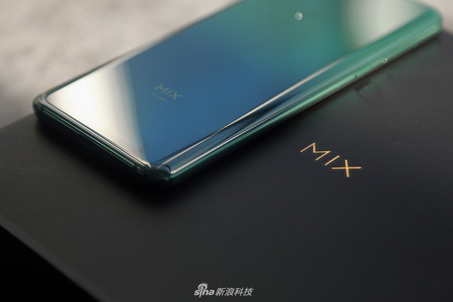 Cận cảnh Xiaomi Mi Mix 3: Màn hình trượt độc đáo, chiếm tỷ lệ 93,4% mặt trước, thiết kế cao cấp, phiên bản “Tử Cấm Thành” in hình kỳ lân - Ảnh 1.