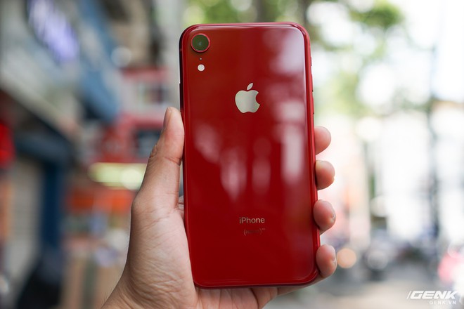 iPhone XR vừa về Việt Nam đã có khách mua giá 23,9 triệu, bước chân ra khỏi cửa hàng xong thì giá chỉ còn 20,9 triệu - Ảnh 1.