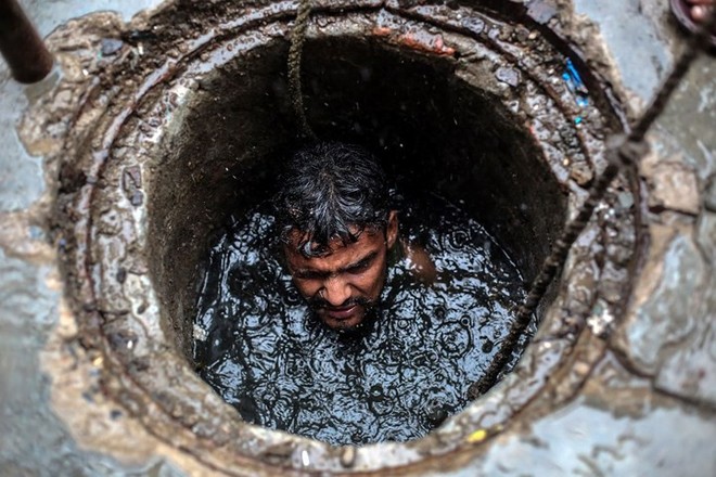 Xem chùm ảnh công nhân ngụp lặn trong những ống cống hôi thối ở Ấn Độ, ta thấy mình còn may mắn chán! - Ảnh 1.