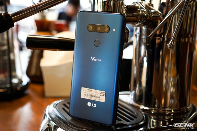 Ảnh thực tế LG V40 ThinQ tại Việt Nam: mặt lưng gương nhám ít bám vân tay, tính năng chụp ảnh hay ho 1 lần bấm có đến 3 camera chụp - Ảnh 3.