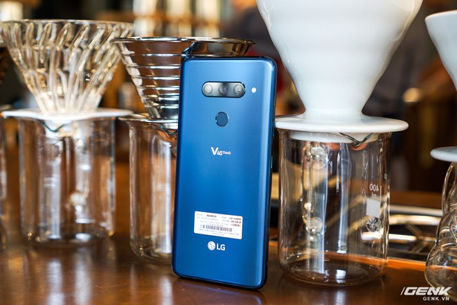 Ảnh thực tế LG V40 ThinQ tại Việt Nam: mặt lưng gương nhám ít bám vân tay, tính năng chụp ảnh hay ho 1 lần bấm có đến 3 camera chụp - Ảnh 4.