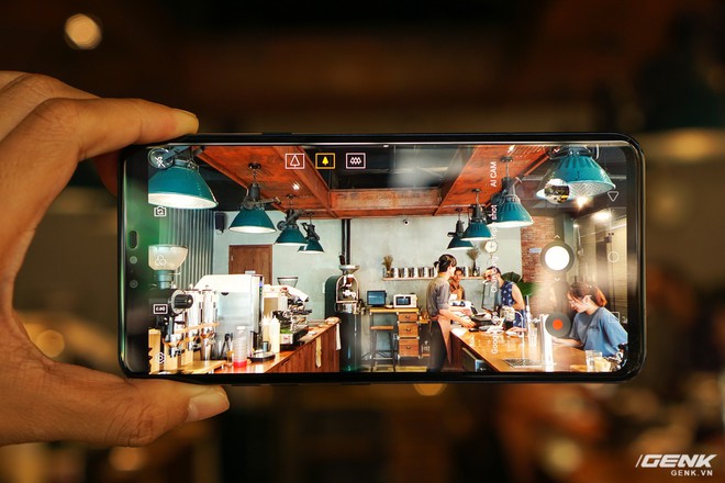 Ảnh thực tế LG V40 ThinQ tại Việt Nam: mặt lưng gương nhám ít bám vân tay, tính năng chụp ảnh hay ho 1 lần bấm có đến 3 camera chụp - Ảnh 13.