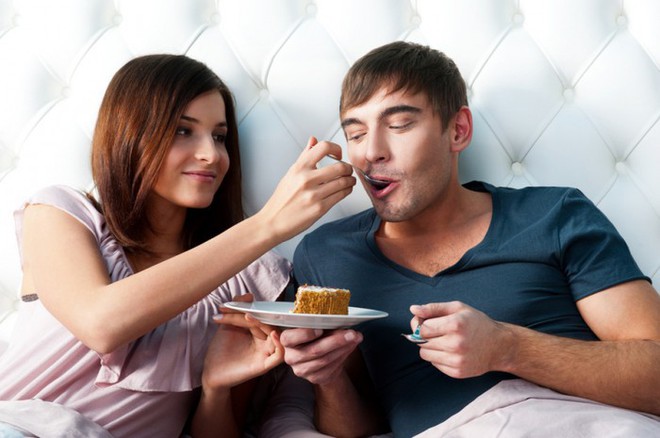 Khoa học cho thấy những cặp đôi yêu nhau thường hay tăng cân - Ảnh 3.