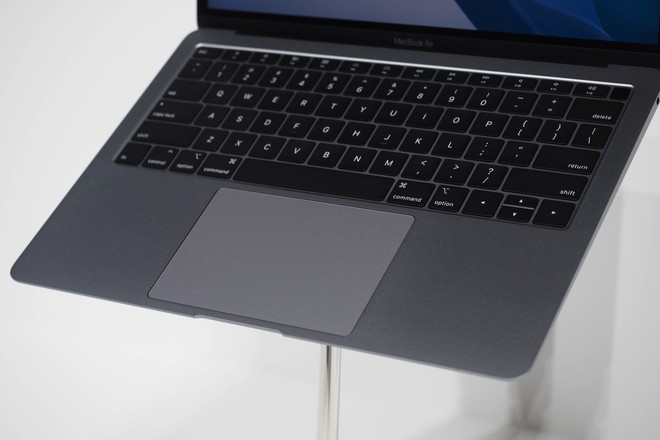 Cận cảnh MacBook Air 2018: Mọi thứ đều ổn trừ cấu hình quá yếu so với giá tiền - Ảnh 9.