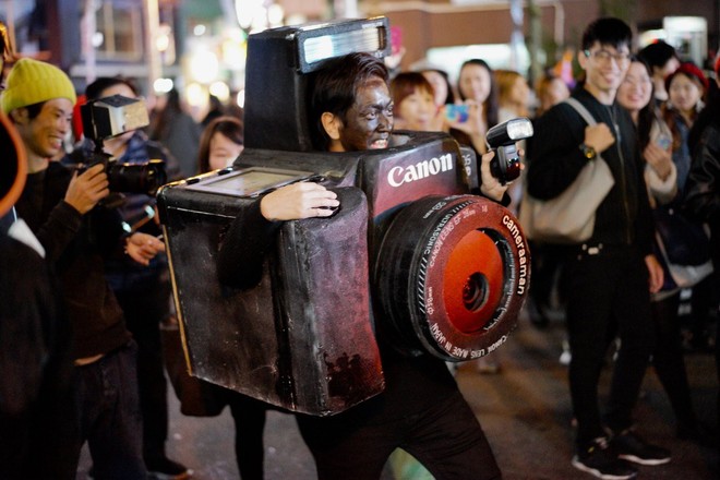 Đêm Halloween bạn sẽ hóa trang thế nào? Anh chàng này biến thành chiếc máy ảnh Canon to tổ chảng để đi chụp mọi người đây này - Ảnh 1.