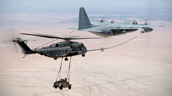 Toát mồ hôi hột xem máy bay trực thăng vận tải hạng nặng vừa chở ô tô vừa tiếp nhiên liệu trên không - Ảnh 2.