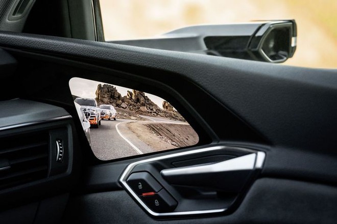 Mẫu SUV Audi E-tron chạy điện sẽ dùng màn hình OLED của Samsung làm gương chiếu hậu - Ảnh 2.