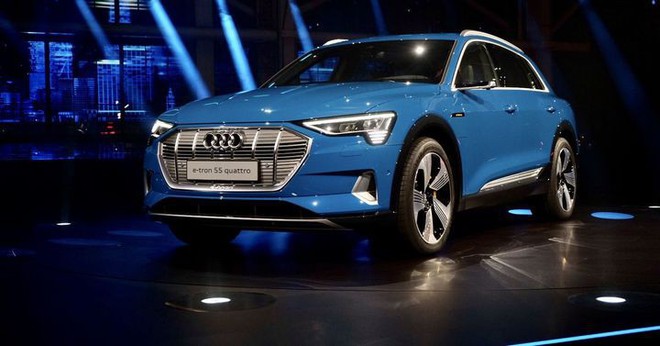Mẫu SUV Audi E-tron chạy điện sẽ dùng màn hình OLED của Samsung làm gương chiếu hậu - Ảnh 1.