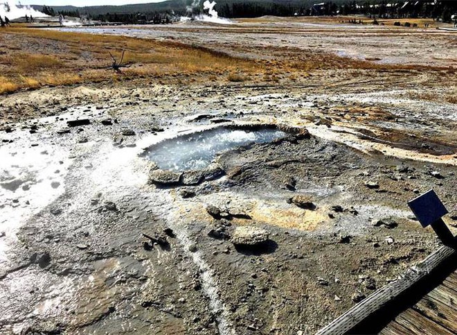 Mạch nước nóng ở Mỹ phun trào lớn nhất trong 60 năm qua, phun ra cả rác khách du lịch vứt xuống - Ảnh 1.