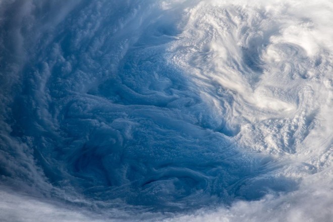Đáng sợ là thế, nhưng khi nhìn cơn bão Trami từ thiên nhiên bạn sẽ phải há hốc mồm trước vẻ đẹp của nó - Ảnh 2.