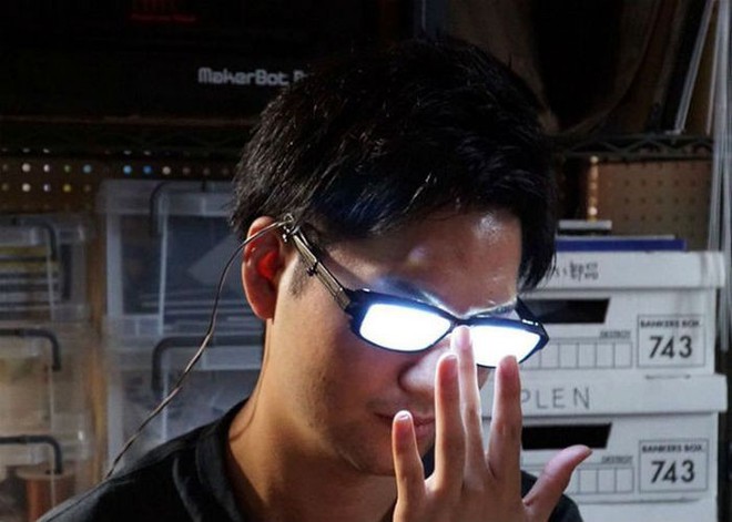 Chàng trai Nhật Bản tự chế kính mắt phát sáng, đeo vào trông chẳng khác gì nhân vật bước ra từ hoạt hình - Ảnh 9.