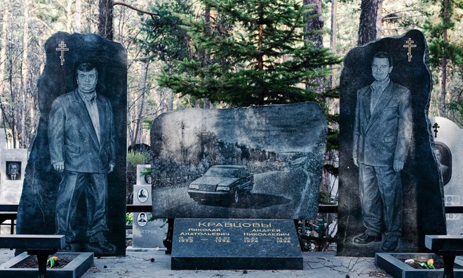 Nghĩa trang mafia độc nhất vô nhị ở Nga: Bia đá to như người thật, khắc họa quyền lực và cuộc sống xa hoa của thế giới ngầm - Ảnh 1.