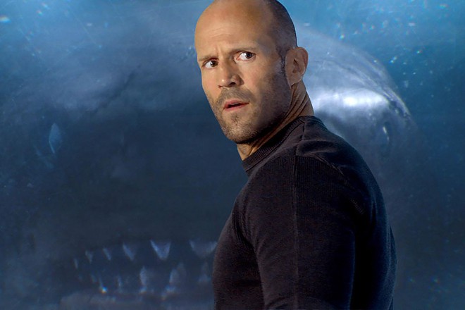Jason Statham sẽ đánh nhau tiếp với cá mập tiền sử, to hơn, răng nhiều gấp đôi con cũ trong The Meg - Ảnh 1.