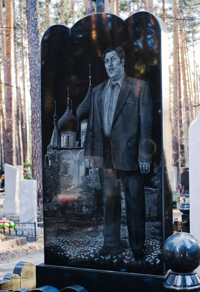 Nghĩa trang mafia độc nhất vô nhị ở Nga: Bia đá to như người thật, khắc họa quyền lực và cuộc sống xa hoa của thế giới ngầm - Ảnh 2.