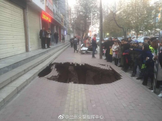 Video gây sốc trên Weibo: Đang đi dạo trên vỉa hè, cô gái bất ngờ bị sụt xuống hố tử thần - Ảnh 4.