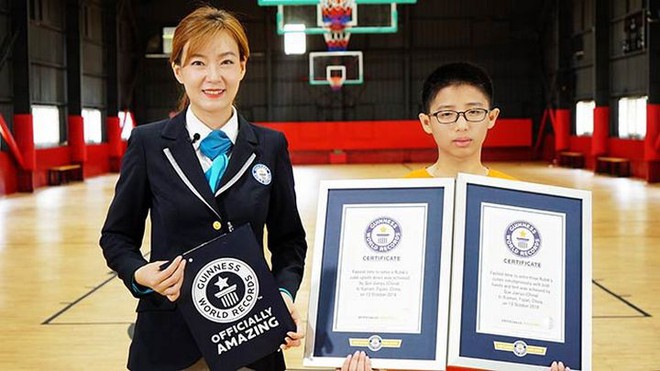 Trung Quốc: Teen 13 tuổi lập kỷ lục thế giới Guinness khi giải rubik bằng cả tay và chân cùng lúc nhanh nhất - Ảnh 1.