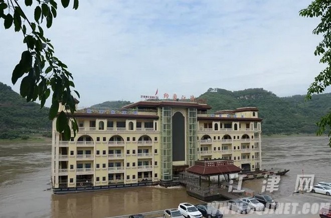 Đố tìm được ở đâu ngoài Trung Quốc: Chở hẳn một tòa nhà 5 tầng trên sông bằng tàu vận tải - Ảnh 2.