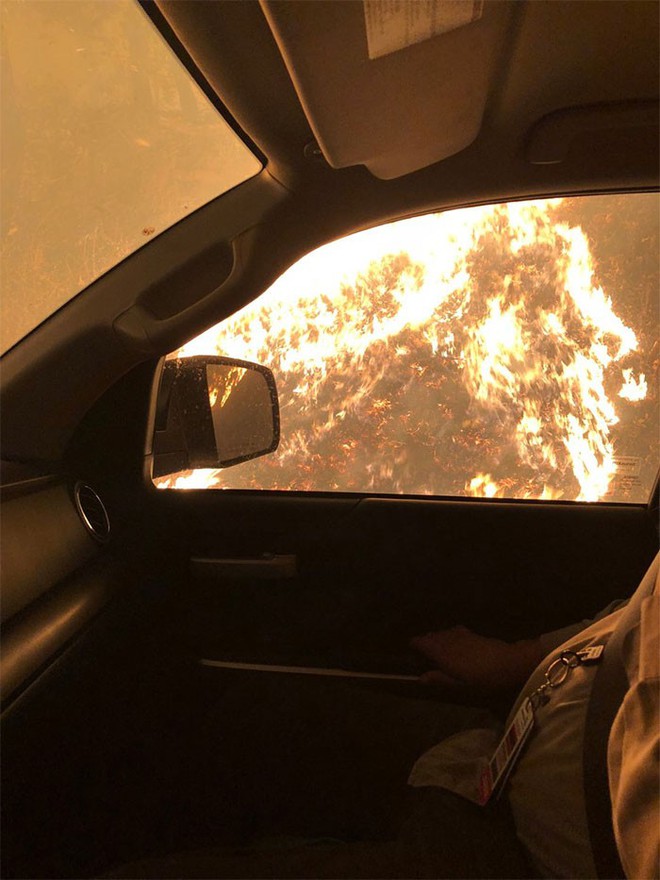Đăng ảnh chiếc xe bị biến dạng sau khi cứu mạng nhiều người khỏi vụ cháy rừng khủng khiếp ở California, anh chàng y tá được Toyota tặng xe mới - Ảnh 3.