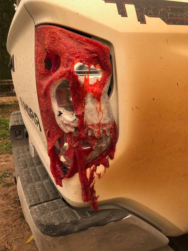 Đăng ảnh chiếc xe bị biến dạng sau khi cứu mạng nhiều người khỏi vụ cháy rừng khủng khiếp ở California, anh chàng y tá được Toyota tặng xe mới - Ảnh 5.