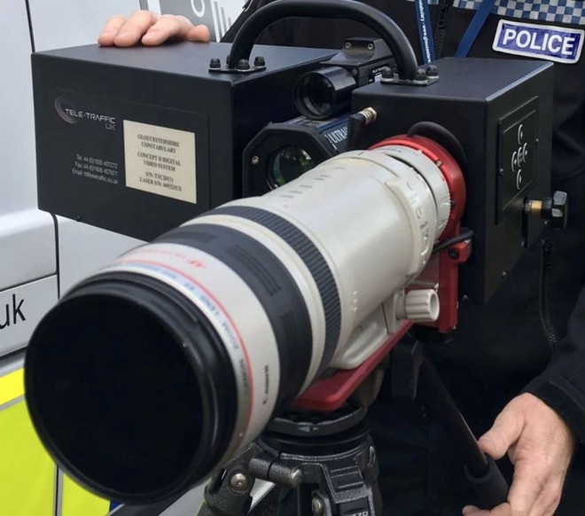 Góc gear chất: Cảnh sát giao thông tại Anh sử dụng ống kính Canon 100 - 400mm để bắn tốc độ! - Ảnh 2.