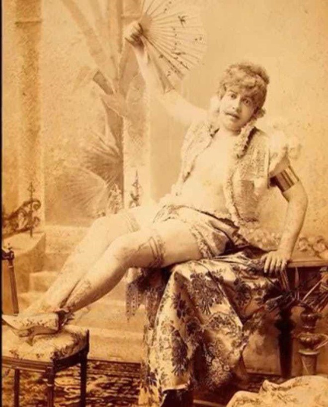 Chụp ảnh 100 năm trước: Nếu cho rằng người xưa chỉ biết ngồi thẳng lưng chụp ảnh thì hãy xem những dáng pose đỉnh cao này - Ảnh 14.