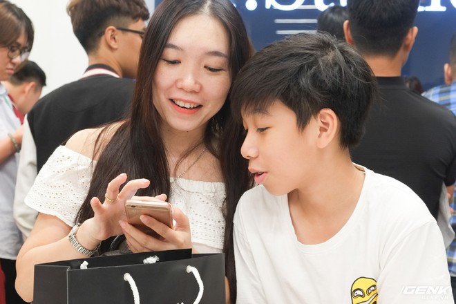 Học sinh lớp 8 thức đêm đi mua iPhone XS Max tại Hà Nội - Ảnh 4.