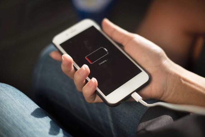 Thời lượng sử dụng pin trên smartphone ngày càng thấp, do pin lithium-ion không theo kịp các công nghệ và tính năng mới - Ảnh 1.
