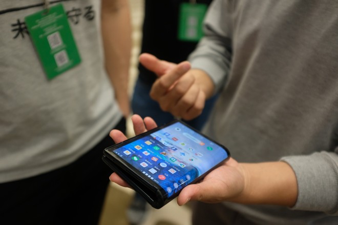 Tận mắt chứng kiến smartphone màn hình gập FlexPai của Royole, sẽ ra mắt trước cả Màn hình Dẻo Vô cực của Samsung - Ảnh 2.