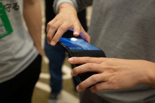 Tận mắt chứng kiến smartphone màn hình gập FlexPai của Royole, sẽ ra mắt trước cả Màn hình Dẻo Vô cực của Samsung - Ảnh 3.