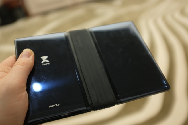 Tận mắt chứng kiến smartphone màn hình gập FlexPai của Royole, sẽ ra mắt trước cả Màn hình Dẻo Vô cực của Samsung - Ảnh 6.
