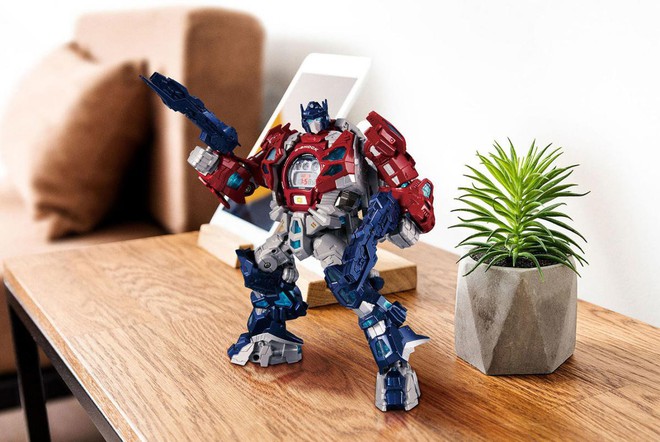 Chiếc G-Shock đặc biệt này chính là trái tim của thủ lĩnh Autobots - Optimus Prime - Ảnh 1.