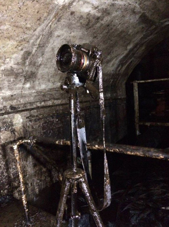 Câu chuyện buồn nhưng kết có hậu: Rơi máy ảnh tại mỏ dầu, vẫn lau khô và dùng được tiếp - Ảnh 3.