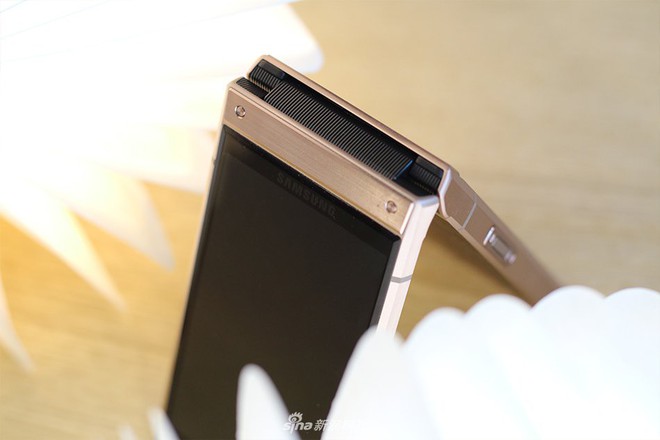 Cận cảnh W2019, smartphone nắp gập giá bằng hai chiếc iPhone XS Max của Samsung - Ảnh 3.