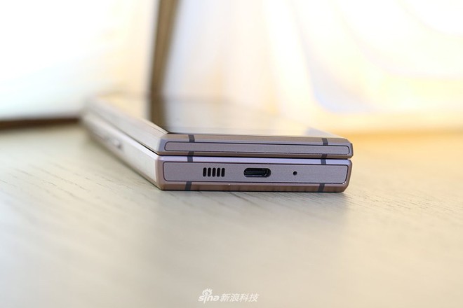 Cận cảnh W2019, smartphone nắp gập giá bằng hai chiếc iPhone XS Max của Samsung - Ảnh 11.