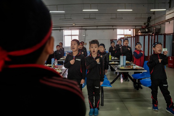Trường học kỳ lạ ở Trung Quốc: Đào tạo những chàng trai ẻo lả, yếu ớt thành đàn ông đích thực - Ảnh 6.
