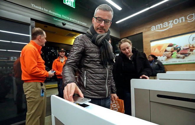 Amazon đối đầu Apple với hệ thống thanh toán di động dùng trong các cửa hàng bán lẻ - Ảnh 1.