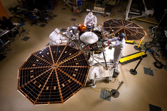 Sau 7 phút kinh hoàng, tàu thăm dò InSight của NASA đã hạ cánh thành công xuống bề mặt Sao Hỏa. Đây là hình ảnh đầu tiên nó gửi về - Ảnh 7.